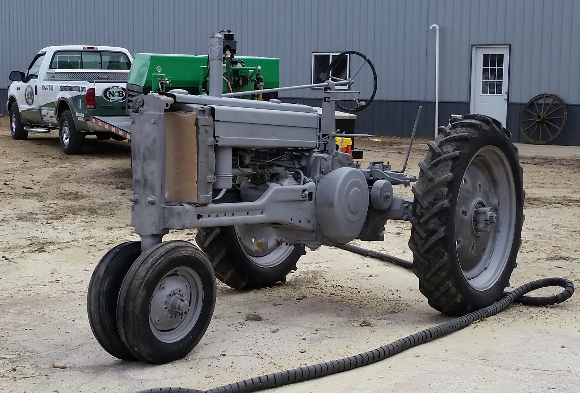 Heavy equipment prepared with mobile sandblasting